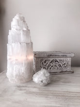 Load image into Gallery viewer, Selenite Lamp